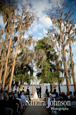 Best Lakeside wedding at Paradise Cove in Orlando, Florida - Wedding photographer - Sandra Johnson (SJFoto.com)